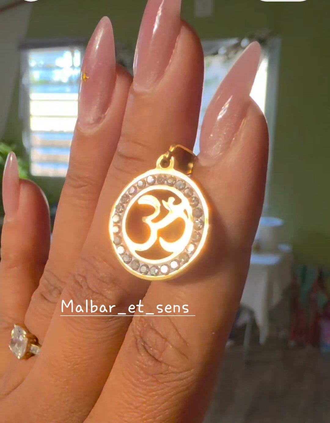 Cordon rouge + pendentif 🕉